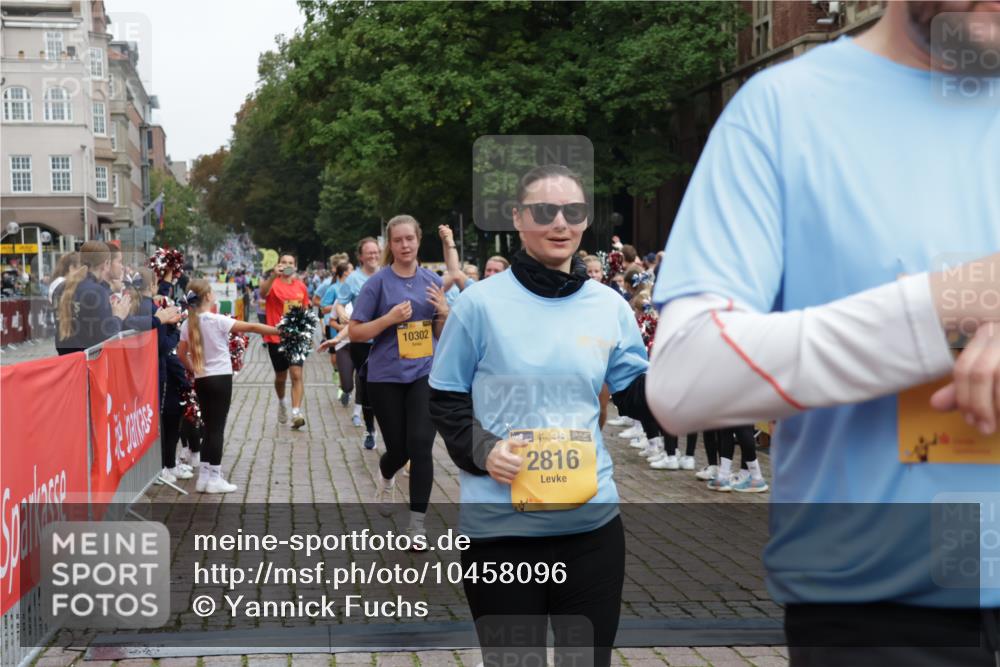 13.09.2026 - Kiel Lauf Yannick Fuchs http://msf.ph/oto/10458096 13.09.2026 09:50:32 Ziel 1545, 2811, 2816, 3289, 3561, 3698, 4229, 5596, 5851, 6592, 7585, 7662, 8407, 9109, 10302, 10865, 12319, 12705, 639, 951, 1033, 1366, 1796, 3042, 3602, 3914, 4856, 5184, 5254, 5535, 5619, 5791, 7142, 7864, 8023, 8042, 8584, 8585, 8589, 8790, 8890, 9122, 9549, 9683, 9780, 9793, 10074, 10108, 10178, 10487, 10491, 10548, 10653, 11565, 11814, 12462, 797, 3838, 4145, 4389, 5235, 6336, 6455, 6647, 6893, 7134, 7694, 8405, 8672, 9550, 9990, 10155, 10333, 11652, 6359 meine-sportfotos.de