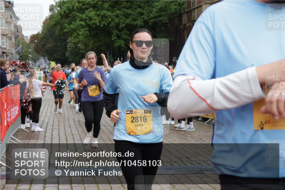 13.09.2026 - Kiel Lauf Yannick Fuchs http://msf.ph/oto/10458103 13.09.2026 09:50:33 Ziel 1545, 2811, 2816, 3289, 3561, 3698, 4145, 4229, 5596, 5851, 6592, 7585, 7662, 8407, 9109, 10302, 10865, 12319, 12705, 639, 951, 1033, 1366, 1796, 3042, 3602, 3914, 4856, 5184, 5254, 5535, 5619, 7142, 7864, 8023, 8042, 8584, 8585, 8589, 8790, 8890, 9122, 9549, 9683, 9780, 9793, 10074, 10108, 10487, 10491, 10548, 10653, 11565, 11814, 797, 3838, 4389, 5235, 6336, 6455, 6647, 6893, 7134, 7694, 8405, 8672, 9550, 9990, 10155, 10333, 11652 meine-sportfotos.de