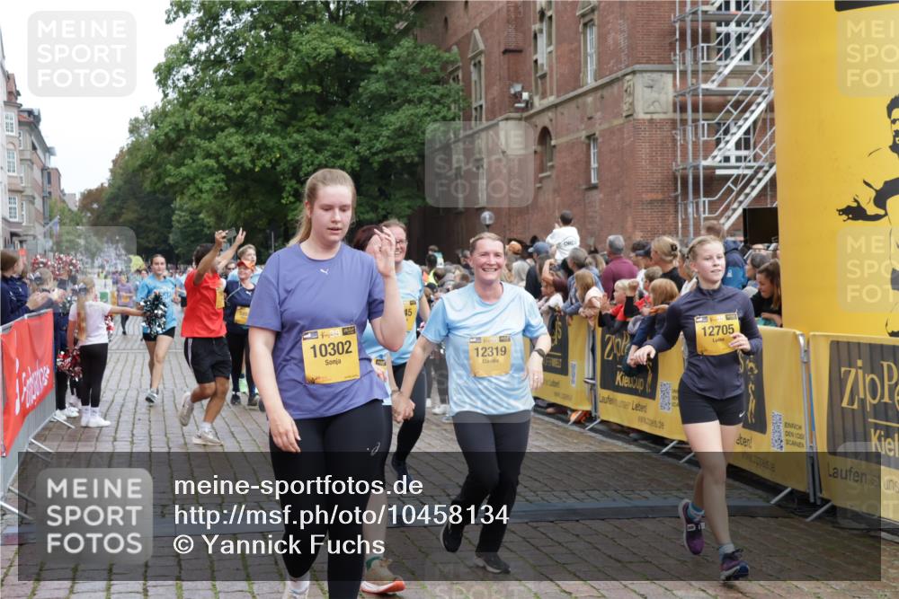 13.09.2026 - Kiel Lauf Yannick Fuchs http://msf.ph/oto/10458134 13.09.2026 09:50:35 Ziel 797, 1545, 2811, 2816, 3289, 3561, 3698, 3838, 4145, 4229, 5851, 6592, 7134, 7585, 7662, 8407, 9109, 9990, 10302, 10865, 12319, 12705, 639, 951, 1033, 1366, 1796, 3042, 3602, 4229, 4856, 5184, 5254, 5535, 5596, 5619, 7142, 7864, 8023, 8042, 8584, 8585, 8589, 8790, 8890, 9549, 9683, 9780, 9793, 10074, 10108, 10487, 10491, 10548, 10653, 11565, 11814, 763, 1949, 4389, 5235, 6138, 6336, 6455, 6647, 6829, 6893, 7449, 7694, 8405, 8672, 9550, 10155, 10333, 11652 meine-sportfotos.de