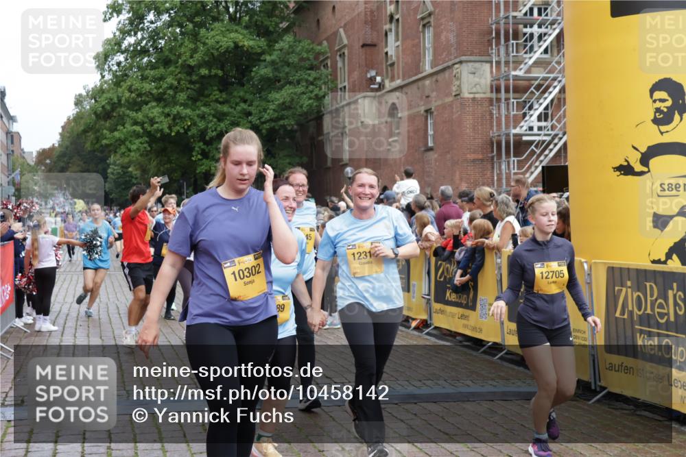 13.09.2026 - Kiel Lauf Yannick Fuchs http://msf.ph/oto/10458142 13.09.2026 09:50:35 Ziel 797, 1545, 2811, 2816, 3289, 3561, 3698, 3838, 4145, 4229, 5851, 6592, 7134, 7585, 7662, 8407, 9109, 9990, 10302, 10865, 12319, 12705, 639, 951, 1033, 1366, 1796, 3042, 3602, 4229, 4856, 5184, 5254, 5535, 5596, 5619, 7142, 7864, 8023, 8042, 8584, 8585, 8589, 8790, 8890, 9549, 9683, 9780, 9793, 10074, 10108, 10487, 10491, 10548, 10653, 11565, 11814, 763, 1949, 4389, 5235, 6138, 6336, 6455, 6647, 6829, 6893, 7449, 7694, 8405, 8672, 9550, 10155, 10333, 11652 meine-sportfotos.de