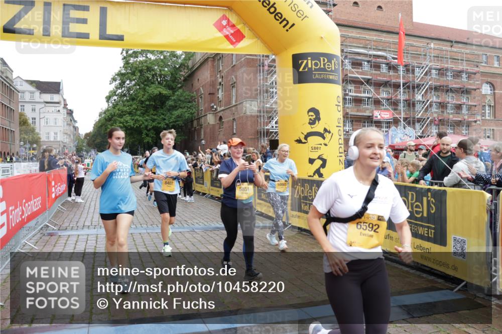 13.09.2026 - Kiel Lauf Yannick Fuchs http://msf.ph/oto/10458220 13.09.2026 09:50:39 Ziel 797, 1545, 3289, 3561, 3838, 4145, 4389, 5851, 6455, 6592, 7134, 7585, 7662, 7694, 8407, 8672, 9990, 10155, 10302, 10333, 10865, 12319, 12705, 1366, 2811, 2816, 3042, 3561, 3602, 3698, 4229, 5184, 5254, 5535, 5596, 5619, 7142, 7864, 8023, 8042, 8890, 9109, 9549, 9683, 9780, 9793, 10074, 10108, 10487, 10491, 10548, 10653, 11565, 11814, 468, 763, 764, 1373, 1949, 3723, 5235, 6138, 6336, 6647, 6829, 6893, 7449, 8405, 9550, 9551, 11141, 11652, 12103, 12834 meine-sportfotos.de