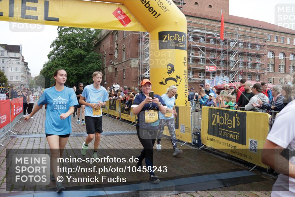 13.09.2026 - Kiel Lauf Yannick Fuchs http://msf.ph/oto/10458243 13.09.2026 09:50:40 Ziel 797, 1545, 3289, 3838, 4145, 4389, 5851, 6455, 6592, 7134, 7585, 7662, 7694, 8407, 8672, 9990, 10155, 10302, 10333, 10865, 12319, 12705, 1366, 2811, 2816, 3042, 3561, 3602, 3698, 4229, 5184, 5254, 5535, 5596, 5619, 7142, 7864, 8023, 8042, 9109, 9549, 9683, 9793, 10074, 10108, 10302, 10487, 10491, 10548, 10653, 11565, 11814, 468, 763, 764, 1373, 1949, 3723, 5235, 6138, 6336, 6647, 6794, 6829, 6893, 7449, 8405, 9550, 9551, 11141, 11652, 12103, 12727, 12834 meine-sportfotos.de