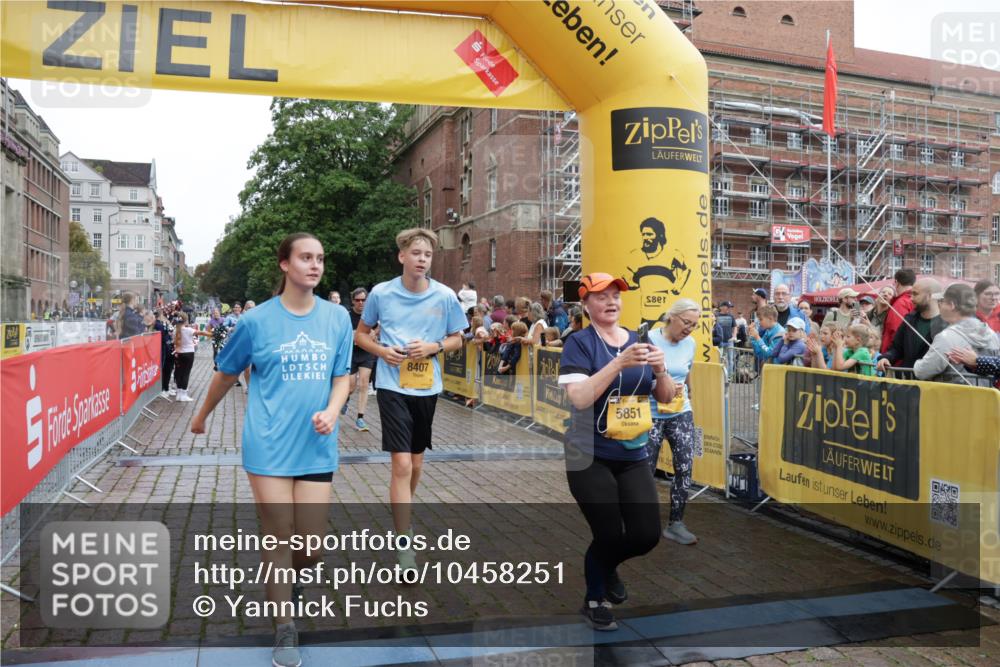 13.09.2026 - Kiel Lauf Yannick Fuchs http://msf.ph/oto/10458251 13.09.2026 09:50:40 Ziel 797, 1545, 3289, 3838, 4145, 4389, 5851, 6455, 6592, 7134, 7585, 7662, 7694, 8407, 8672, 9990, 10155, 10302, 10333, 10865, 12319, 12705, 1366, 2811, 2816, 3042, 3561, 3602, 3698, 4229, 5184, 5254, 5535, 5596, 5619, 7142, 7864, 8023, 8042, 9109, 9549, 9683, 9793, 10074, 10108, 10302, 10487, 10491, 10548, 10653, 11565, 11814, 468, 763, 764, 1373, 1949, 3723, 5235, 6138, 6336, 6647, 6794, 6829, 6893, 7449, 8405, 9550, 9551, 11141, 11652, 12103, 12727, 12834 meine-sportfotos.de