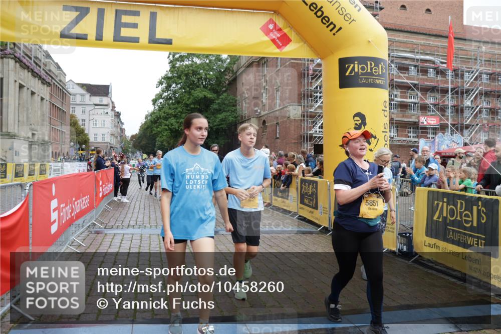13.09.2026 - Kiel Lauf Yannick Fuchs http://msf.ph/oto/10458260 13.09.2026 09:50:40 Ziel 797, 1545, 3289, 3838, 4145, 4389, 5851, 6455, 6592, 7134, 7585, 7662, 7694, 8407, 8672, 9990, 10155, 10302, 10333, 10865, 12319, 12705, 1366, 2811, 2816, 3042, 3561, 3602, 3698, 4229, 5184, 5254, 5535, 5596, 5619, 7142, 7864, 8023, 8042, 9109, 9549, 9683, 9793, 10074, 10108, 10302, 10487, 10491, 10548, 10653, 11565, 11814, 468, 763, 764, 1373, 1949, 3723, 5235, 6138, 6336, 6647, 6794, 6829, 6893, 7449, 8405, 9550, 9551, 11141, 11652, 12103, 12727, 12834 meine-sportfotos.de