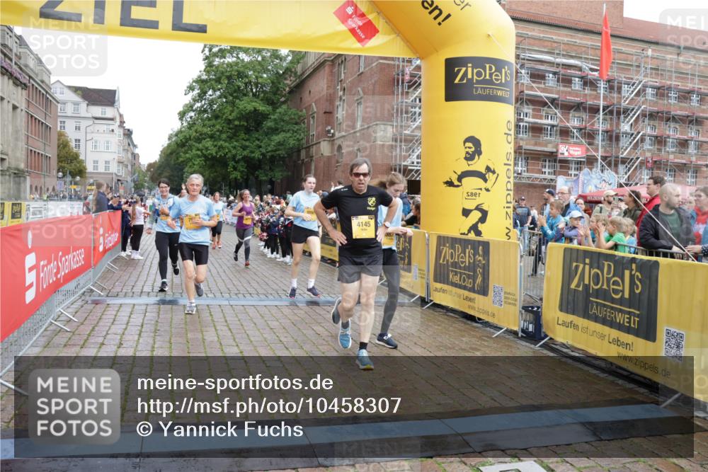 13.09.2026 - Kiel Lauf Yannick Fuchs http://msf.ph/oto/10458307 13.09.2026 09:50:43 Ziel 797, 3838, 4145, 4389, 5851, 6455, 6592, 7134, 7585, 7662, 7694, 8405, 8407, 8672, 9550, 9990, 10155, 10333, 10865, 11652, 1366, 1545, 2811, 2816, 3289, 3561, 3698, 4229, 5184, 5254, 5535, 5596, 5619, 7864, 8023, 8042, 9109, 9549, 9683, 9793, 10108, 10302, 10487, 10491, 10548, 10653, 12319, 12705, 249, 468, 763, 764, 1373, 1776, 1949, 2056, 3723, 5235, 6115, 6118, 6138, 6336, 6647, 6794, 6829, 6893, 7449, 7528, 9551, 11047, 11141, 12103, 12727, 12834 meine-sportfotos.de