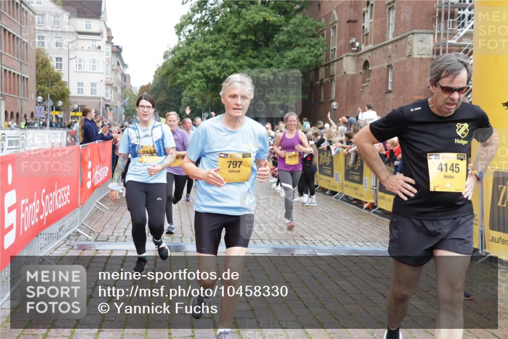 13.09.2026 - Kiel Lauf Yannick Fuchs http://msf.ph/oto/10458330 13.09.2026 09:50:44 Ziel 797, 3838, 4145, 4389, 5851, 6455, 6592, 7134, 7585, 7662, 7694, 8405, 8407, 8672, 9550, 9990, 10155, 10333, 10865, 11652, 1366, 1545, 2811, 2816, 3289, 3561, 3698, 4229, 5184, 5254, 5535, 5596, 6592, 7585, 7864, 8023, 8042, 9109, 9549, 9683, 9793, 10302, 10548, 12319, 12705, 249, 468, 763, 764, 1373, 1776, 1949, 2056, 3723, 5235, 6115, 6118, 6138, 6336, 6647, 6794, 6829, 6893, 7449, 7528, 9551, 11047, 11141, 12103, 12727, 12834 meine-sportfotos.de