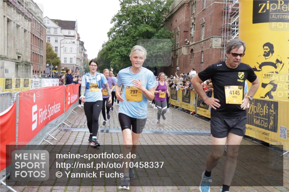 13.09.2026 - Kiel Lauf Yannick Fuchs http://msf.ph/oto/10458337 13.09.2026 09:50:44 Ziel 797, 3838, 4145, 4389, 5851, 6455, 6592, 7134, 7585, 7662, 7694, 8405, 8407, 8672, 9550, 9990, 10155, 10333, 10865, 11652, 1366, 1545, 2811, 2816, 3289, 3561, 3698, 4229, 5184, 5254, 5535, 5596, 6592, 7585, 7864, 8023, 8042, 9109, 9549, 9683, 9793, 10302, 10548, 12319, 12705, 249, 468, 763, 764, 1373, 1776, 1949, 2056, 3723, 5235, 6115, 6118, 6138, 6336, 6647, 6794, 6829, 6893, 7449, 7528, 9551, 11047, 11141, 12103, 12727, 12834 meine-sportfotos.de