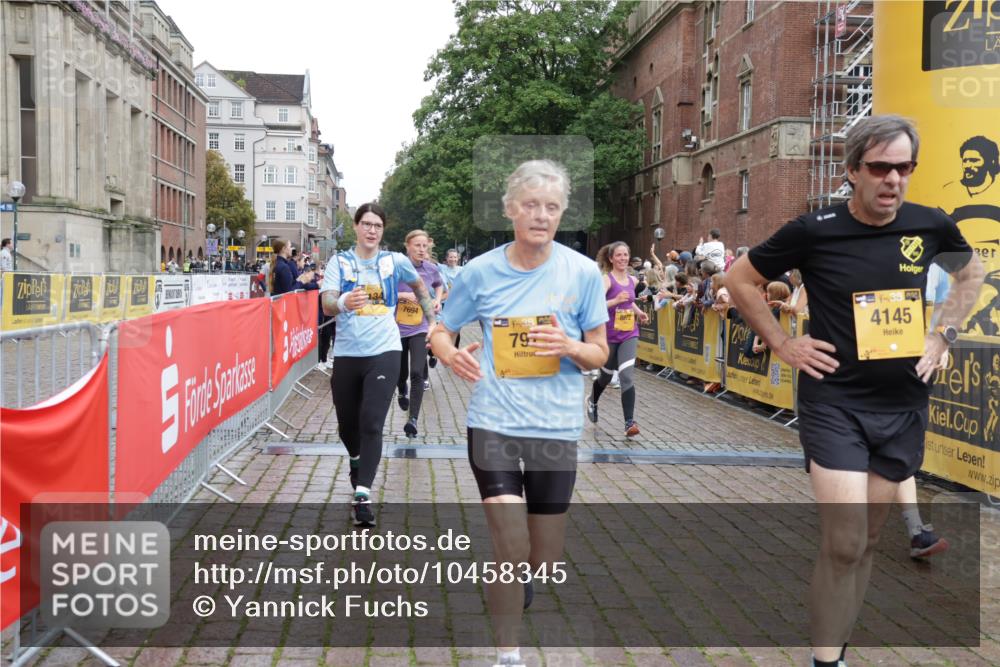 13.09.2026 - Kiel Lauf Yannick Fuchs http://msf.ph/oto/10458345 13.09.2026 09:50:44 Ziel 797, 3838, 4145, 4389, 5851, 6455, 6592, 7134, 7585, 7662, 7694, 8405, 8407, 8672, 9550, 9990, 10155, 10333, 10865, 11652, 1366, 1545, 2811, 2816, 3289, 3561, 3698, 4229, 5184, 5254, 5535, 5596, 6592, 7585, 7864, 8023, 8042, 9109, 9549, 9683, 9793, 10302, 10548, 12319, 12705, 249, 468, 763, 764, 1373, 1776, 1949, 2056, 3723, 5235, 6115, 6118, 6138, 6336, 6647, 6794, 6829, 6893, 7449, 7528, 9551, 11047, 11141, 12103, 12727, 12834 meine-sportfotos.de
