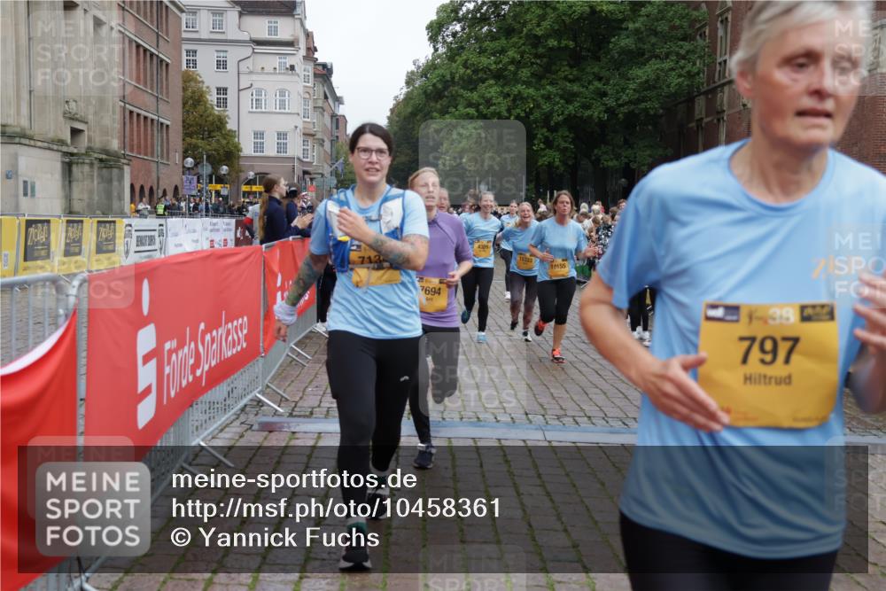 13.09.2026 - Kiel Lauf Yannick Fuchs http://msf.ph/oto/10458361 13.09.2026 09:50:44 Ziel 797, 3838, 4145, 4389, 5851, 6455, 6592, 7134, 7585, 7662, 7694, 8405, 8407, 8672, 9550, 9990, 10155, 10333, 10865, 11652, 1366, 1545, 2811, 2816, 3289, 3561, 3698, 4229, 5184, 5254, 5535, 5596, 6592, 7585, 7864, 8023, 8042, 9109, 9549, 9683, 9793, 10302, 10548, 12319, 12705, 249, 468, 763, 764, 1373, 1776, 1949, 2056, 3723, 5235, 6115, 6118, 6138, 6336, 6647, 6794, 6829, 6893, 7449, 7528, 9551, 11047, 11141, 12103, 12727, 12834 meine-sportfotos.de