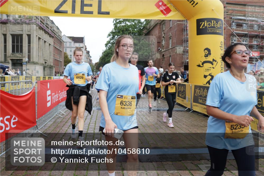 13.09.2026 - Kiel Lauf Yannick Fuchs http://msf.ph/oto/10458610 13.09.2026 09:50:58 Ziel 249, 468, 763, 764, 1373, 1776, 1949, 2056, 3723, 5235, 6115, 6118, 6138, 6336, 6647, 6794, 6829, 6893, 7449, 7528, 9551, 11047, 11141, 11652, 12103, 12727, 12834, 797, 1545, 2811, 2816, 3289, 3561, 3698, 3838, 4145, 4229, 4389, 5596, 5851, 6455, 6592, 7134, 7585, 7662, 7694, 8405, 8407, 8672, 9109, 9550, 9990, 10155, 10302, 10333, 10865, 11652, 12319, 12705, 232, 940, 2466, 2777, 4217, 5445, 6009, 6923, 10626, 4229, 5184, 5254, 8023 meine-sportfotos.de