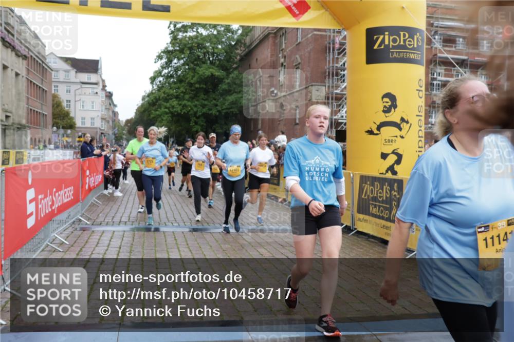 13.09.2026 - Kiel Lauf Yannick Fuchs http://msf.ph/oto/10458717 13.09.2026 09:51:02 Ziel 249, 468, 763, 764, 1373, 1776, 1949, 2056, 3723, 5235, 5445, 6115, 6118, 6138, 6647, 6794, 6829, 6923, 7449, 7528, 9551, 11047, 11141, 12103, 12727, 12834, 797, 1545, 2811, 2816, 3289, 3561, 3698, 3838, 4145, 4389, 5235, 5851, 6336, 6455, 6592, 6647, 6893, 7134, 7585, 7662, 7694, 8405, 8407, 8672, 9550, 9990, 10155, 10302, 10333, 10865, 11652, 12319, 12705, 232, 940, 956, 2466, 2777, 4217, 5731, 6009, 6363, 10626, 11852, 2811, 2816, 3561, 4229, 5184, 5254 meine-sportfotos.de