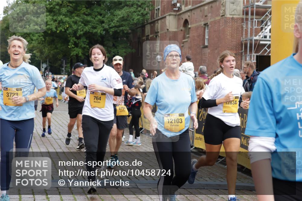 13.09.2026 - Kiel Lauf Yannick Fuchs http://msf.ph/oto/10458724 13.09.2026 09:51:02 Ziel 249, 468, 763, 764, 1373, 1776, 1949, 2056, 3723, 5235, 5445, 6115, 6118, 6138, 6647, 6794, 6829, 6923, 7449, 7528, 9551, 11047, 11141, 12103, 12727, 12834, 797, 1545, 2811, 2816, 3289, 3561, 3698, 3838, 4145, 4389, 5235, 5851, 6336, 6455, 6592, 6647, 6893, 7134, 7585, 7662, 7694, 8405, 8407, 8672, 9550, 9990, 10155, 10302, 10333, 10865, 11652, 12319, 12705, 232, 940, 956, 2466, 2777, 4217, 5731, 6009, 6363, 10626, 11852, 2811, 2816, 3561, 4229, 5184, 5254 meine-sportfotos.de
