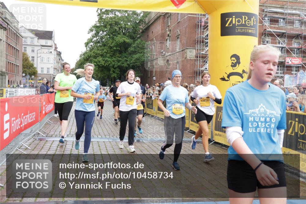 13.09.2026 - Kiel Lauf Yannick Fuchs http://msf.ph/oto/10458734 13.09.2026 09:51:03 Ziel 232, 249, 468, 763, 764, 1373, 1776, 1949, 2056, 2777, 3723, 5445, 6115, 6118, 6138, 6794, 6829, 6923, 7449, 7528, 9551, 10626, 11047, 11141, 12103, 12727, 12834, 797, 1545, 2811, 2816, 3289, 3561, 3838, 4145, 4389, 5235, 5851, 6336, 6455, 6592, 6647, 6893, 7134, 7585, 7662, 7694, 8405, 8407, 8672, 9550, 9990, 10155, 10302, 10333, 10865, 11652, 12319, 12705, 940, 956, 2466, 3089, 4217, 5731, 5913, 6009, 6363, 11852, 2811, 2816, 3561, 4229, 5184 meine-sportfotos.de