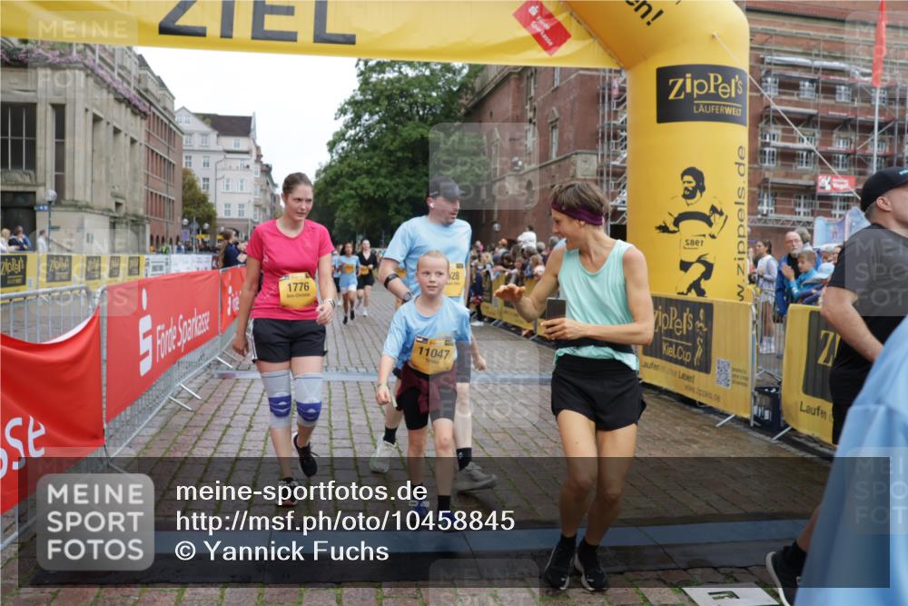 13.09.2026 - Kiel Lauf Yannick Fuchs http://msf.ph/oto/10458845 13.09.2026 09:51:07 Ziel 232, 249, 468, 764, 1776, 2056, 2777, 3723, 5445, 6009, 6115, 6118, 6794, 6923, 7528, 10626, 11047, 12103, 12727, 12834, 468, 763, 797, 1373, 1545, 1949, 3289, 3838, 4145, 4389, 5235, 5851, 6138, 6336, 6455, 6592, 6647, 6829, 6893, 7134, 7449, 7585, 7662, 7694, 8405, 8407, 8672, 9550, 9551, 9990, 10155, 10333, 10865, 11141, 11652, 12319, 12705, 940, 956, 2466, 2483, 3089, 4217, 4615, 5731, 5913, 6363, 8150, 11143, 11552, 11852, 11997, 1545, 2811, 2816, 3289, 3561, 4229 meine-sportfotos.de