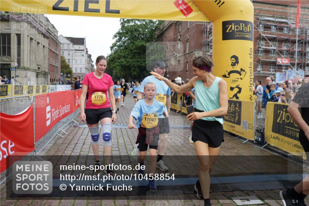 13.09.2026 - Kiel Lauf Yannick Fuchs http://msf.ph/oto/10458854 13.09.2026 09:51:07 Ziel 232, 249, 468, 764, 1776, 2056, 2777, 3723, 5445, 6009, 6115, 6118, 6794, 6923, 7528, 10626, 11047, 12103, 12727, 12834, 468, 763, 797, 1373, 1545, 1949, 3289, 3838, 4145, 4389, 5235, 5851, 6138, 6336, 6455, 6592, 6647, 6829, 6893, 7134, 7449, 7585, 7662, 7694, 8405, 8407, 8672, 9550, 9551, 9990, 10155, 10333, 10865, 11141, 11652, 12319, 12705, 940, 956, 2466, 2483, 3089, 4217, 4615, 5731, 5913, 6363, 8150, 11143, 11552, 11852, 11997, 1545, 2811, 2816, 3289, 3561, 4229 meine-sportfotos.de