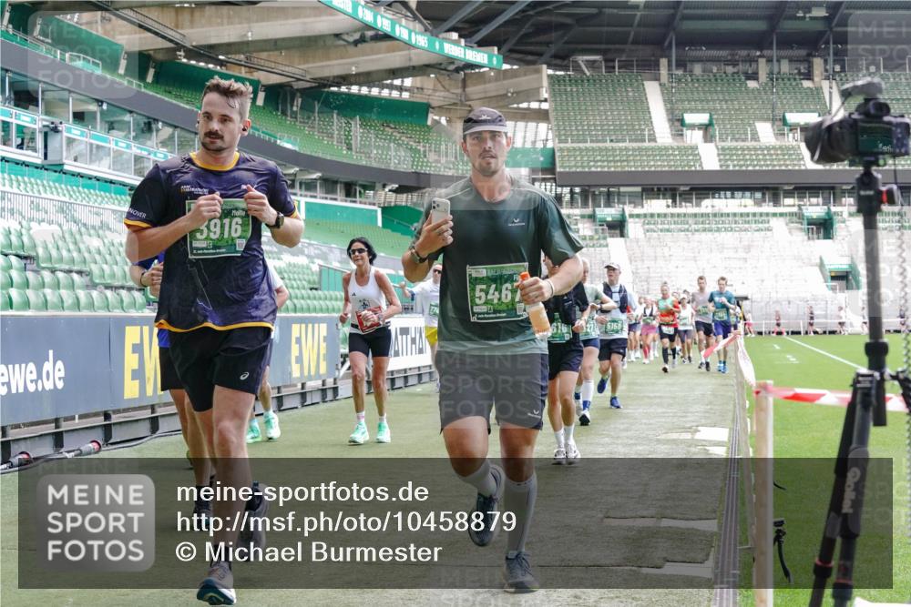 13.09.2026 - 21. swb-Marathon Bremen Michael Burmester http://msf.ph/oto/10458879 13.09.2026 13:11:52 Laufen im Stadion 118, 265, 373, 514, 581, 703, 843, 984, 1113, 1226, 1286, 1334, 1435, 1738, 1849, 1851, 1894, 1936, 1952, 1967, 2248, 2281, 2284, 2299, 2330, 2333, 2336, 2342, 2353, 2375, 2377, 2398, 2426, 2432, 2443, 2505, 2531, 2589, 2654, 2659, 2669, 2673, 2765, 2784, 2804, 2815, 2819, 2822, 2836, 2850, 2895, 2907, 2932, 2963, 2966, 2976, 3026, 3027, 3079, 3082, 3143, 3155, 3159, 3174, 3207, 3208, 3308, 3328, 3349, 3352, 3370, 3409, 3410, 3470, 3549, 551 meine-sportfotos.de