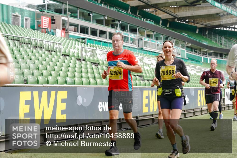 13.09.2026 - 21. swb-Marathon Bremen Michael Burmester http://msf.ph/oto/10458889 13.09.2026 10:33:52 Laufen im Stadion 10018, 10067, 10078, 10147, 10166, 10177, 10184, 10203, 10211, 10226, 10236, 10240, 10243, 10249, 10254, 10297, 10300, 10322, 10355, 10356, 10367, 10368, 10372, 10374, 10379, 10383, 10394, 10408, 10415, 10423, 10428, 10460, 10486, 10494, 10530, 10550, 10578, 10604, 10639, 10668, 10669, 10670, 10673, 10675, 10687, 10691, 10699, 10700, 10728, 10745, 10749, 10750, 10771, 10772, 10787, 10788, 10794, 10809, 10828, 10857, 10914, 11126, 11162, 11343, 11803, 11965 meine-sportfotos.de