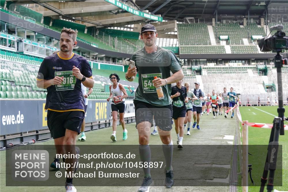 13.09.2026 - 21. swb-Marathon Bremen Michael Burmester http://msf.ph/oto/10458897 13.09.2026 13:11:52 Laufen im Stadion 118, 265, 373, 514, 581, 703, 843, 984, 1113, 1226, 1286, 1334, 1435, 1738, 1849, 1851, 1894, 1936, 1952, 1967, 2248, 2281, 2284, 2299, 2330, 2333, 2336, 2342, 2353, 2375, 2377, 2398, 2426, 2432, 2443, 2505, 2531, 2589, 2654, 2659, 2669, 2673, 2765, 2784, 2804, 2815, 2819, 2822, 2836, 2850, 2895, 2907, 2932, 2963, 2966, 2976, 3026, 3027, 3079, 3082, 3143, 3155, 3159, 3174, 3207, 3208, 3308, 3328, 3349, 3352, 3370, 3409, 3410, 3470, 3549, 551 meine-sportfotos.de