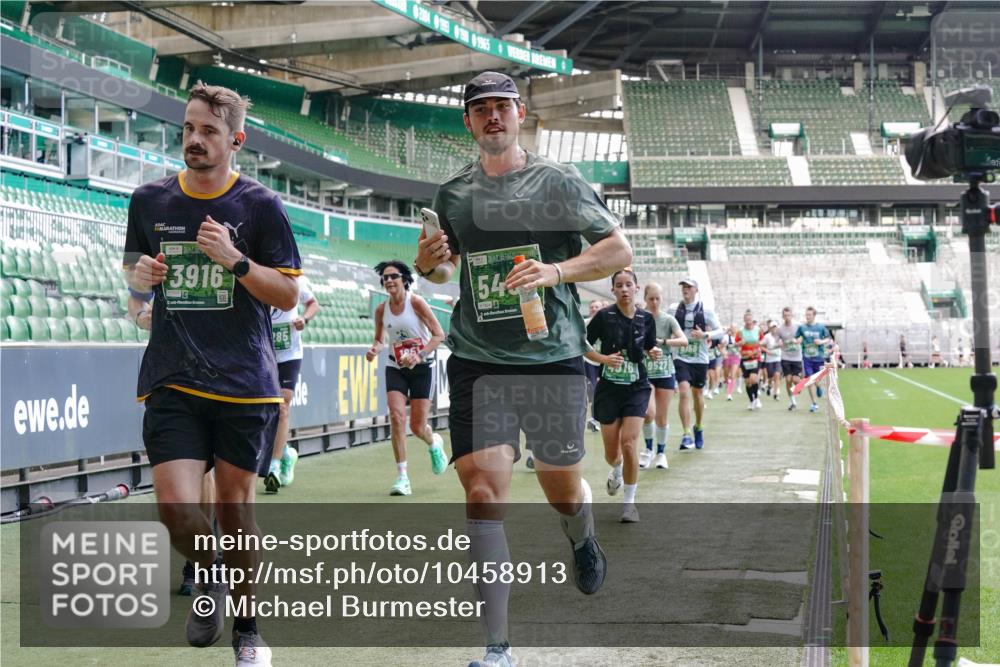 13.09.2026 - 21. swb-Marathon Bremen Michael Burmester http://msf.ph/oto/10458913 13.09.2026 13:11:52 Laufen im Stadion 118, 265, 373, 514, 581, 703, 843, 984, 1113, 1226, 1286, 1334, 1435, 1738, 1849, 1851, 1894, 1936, 1952, 1967, 2248, 2281, 2284, 2299, 2330, 2333, 2336, 2342, 2353, 2375, 2377, 2398, 2426, 2432, 2443, 2505, 2531, 2589, 2654, 2659, 2669, 2673, 2765, 2784, 2804, 2815, 2819, 2822, 2836, 2850, 2895, 2907, 2932, 2963, 2966, 2976, 3026, 3027, 3079, 3082, 3143, 3155, 3159, 3174, 3207, 3208, 3308, 3328, 3349, 3352, 3370, 3409, 3410, 3470, 3549, 551 meine-sportfotos.de