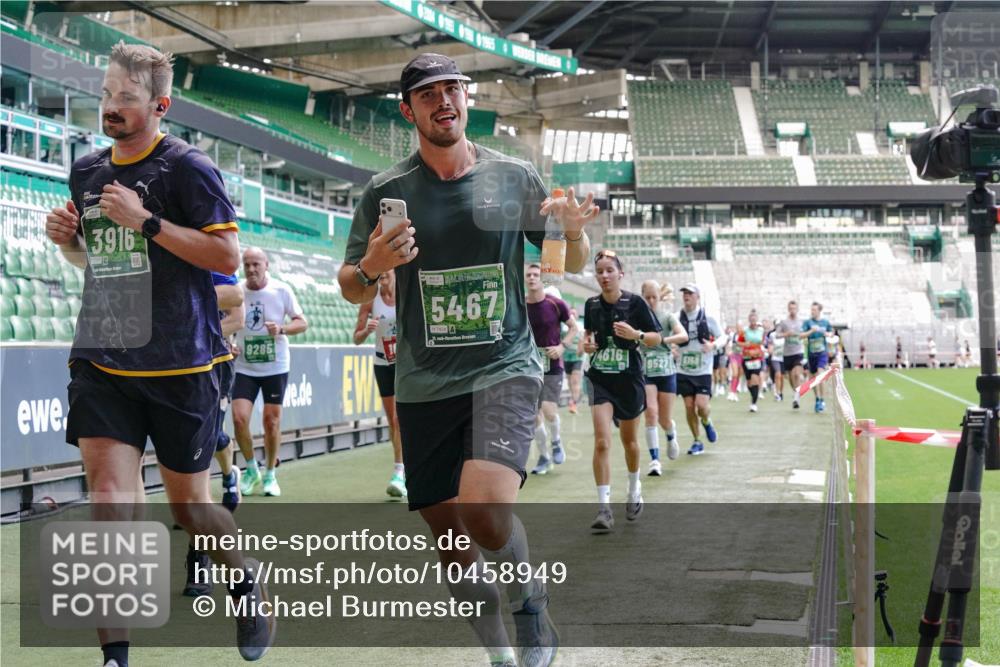 13.09.2026 - 21. swb-Marathon Bremen Michael Burmester http://msf.ph/oto/10458949 13.09.2026 13:11:53 Laufen im Stadion 118, 265, 373, 514, 581, 703, 843, 984, 1113, 1226, 1286, 1334, 1435, 1738, 1849, 1851, 1894, 1936, 1952, 1967, 2248, 2281, 2284, 2299, 2330, 2333, 2336, 2342, 2353, 2375, 2377, 2398, 2426, 2432, 2443, 2505, 2531, 2589, 2654, 2659, 2669, 2673, 2765, 2784, 2804, 2815, 2819, 2822, 2836, 2850, 2895, 2907, 2932, 2963, 2966, 2976, 3026, 3027, 3079, 3082, 3143, 3155, 3159, 3174, 3207, 3208, 3308, 3328, 3349, 3352, 3370, 3409, 3470, 3549, 551 meine-sportfotos.de