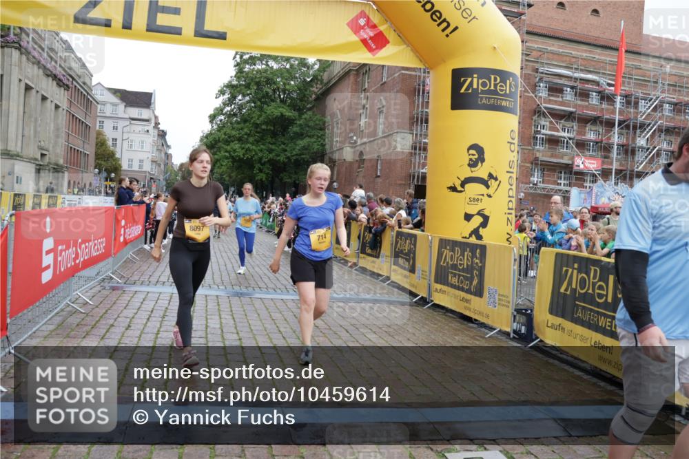 13.09.2026 - Kiel Lauf Yannick Fuchs http://msf.ph/oto/10459614 13.09.2026 09:51:39 Ziel 714, 840, 1967, 1999, 2002, 3674, 4822, 4907, 5595, 6057, 6188, 6648, 7622, 8097, 9829, 9833, 11173, 11233, 11494, 12107, 232, 940, 956, 2466, 2483, 2777, 3089, 4217, 4615, 5445, 5731, 5913, 6009, 6363, 6923, 8150, 10626, 11143, 11233, 11494, 11552, 11852, 11997, 803, 1100, 1309, 4230, 7007, 7302, 10048, 11445, 11832, 11834, 12630, 249, 468, 764, 1776, 2056, 3723, 5445, 6115, 6118, 6794, 6923, 7528 meine-sportfotos.de