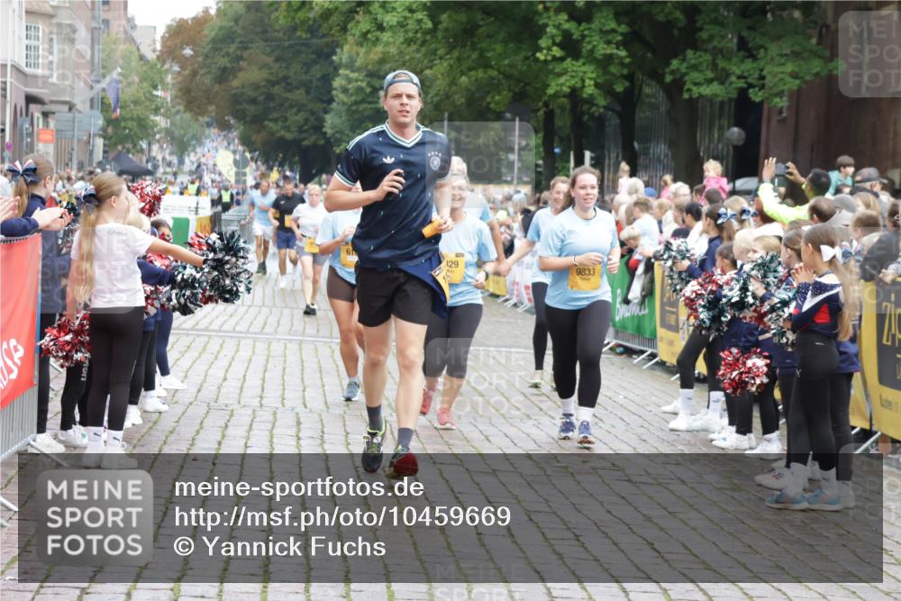 13.09.2026 - Kiel Lauf Yannick Fuchs http://msf.ph/oto/10459669 13.09.2026 09:51:42 Ziel 714, 840, 1309, 1967, 1999, 2002, 3674, 4822, 4907, 5595, 6057, 6188, 6648, 7302, 7622, 8097, 9829, 9833, 11173, 12107, 232, 840, 940, 956, 2466, 2483, 2777, 3089, 3674, 4217, 4615, 4822, 4907, 5731, 5913, 6009, 6057, 6363, 6923, 8150, 10626, 11143, 11233, 11494, 11552, 11852, 11997, 803, 896, 1100, 1899, 4230, 7007, 10048, 11300, 11444, 11445, 11832, 11834, 12630, 232, 249, 1776, 2056, 2777, 5445, 6115, 6118, 6794, 6923, 7528, 10626 meine-sportfotos.de