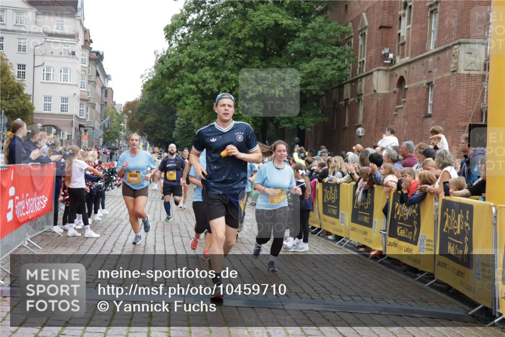 13.09.2026 - Kiel Lauf Yannick Fuchs http://msf.ph/oto/10459710 13.09.2026 09:51:44 Ziel 714, 1309, 1967, 1999, 2002, 5595, 6188, 7302, 7622, 8097, 9829, 9833, 11173, 12107, 714, 840, 940, 956, 2466, 2483, 3089, 3674, 4217, 4615, 4822, 4907, 5731, 5913, 6009, 6057, 6363, 6648, 8097, 8150, 11143, 11233, 11494, 11552, 11852, 11997, 12107, 803, 896, 1100, 1899, 4132, 4230, 7007, 8729, 9616, 10048, 11300, 11444, 11445, 11832, 11834, 12630, 232, 1776, 2056, 2777, 5445, 6009, 6923, 7528, 10626 meine-sportfotos.de