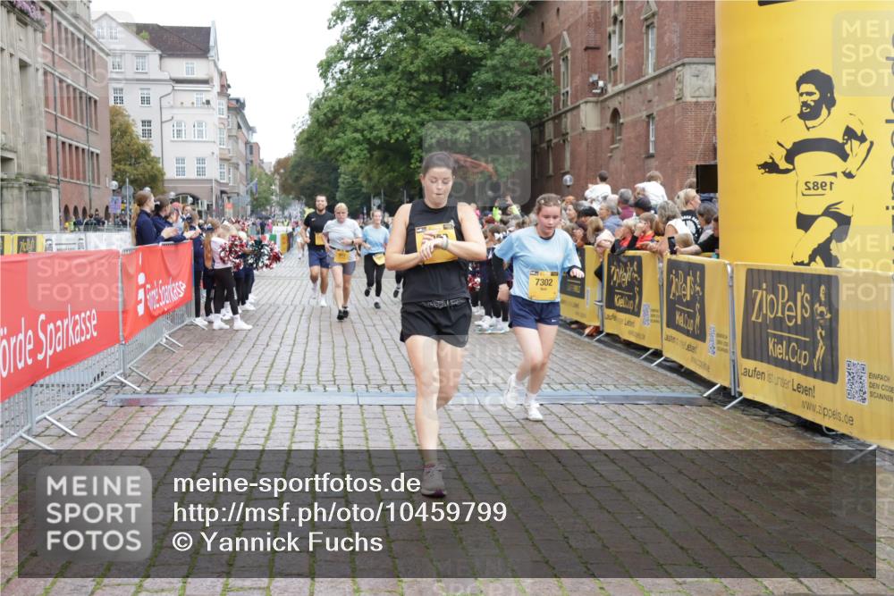 13.09.2026 - Kiel Lauf Yannick Fuchs http://msf.ph/oto/10459799 13.09.2026 09:51:51 Ziel 803, 1100, 1309, 1967, 1999, 2002, 4230, 6188, 7007, 7302, 9829, 9833, 10048, 11173, 11834, 12630, 714, 840, 940, 956, 2483, 3089, 3674, 4615, 4822, 4907, 5595, 5731, 5913, 6057, 6363, 6648, 7622, 8097, 8150, 11143, 11173, 11233, 11494, 11552, 11852, 11997, 12107, 896, 1899, 4132, 4166, 4883, 6471, 6625, 8729, 9616, 11300, 11444, 11445, 11580, 11832, 12068, 940, 956, 2466, 4217, 6009 meine-sportfotos.de