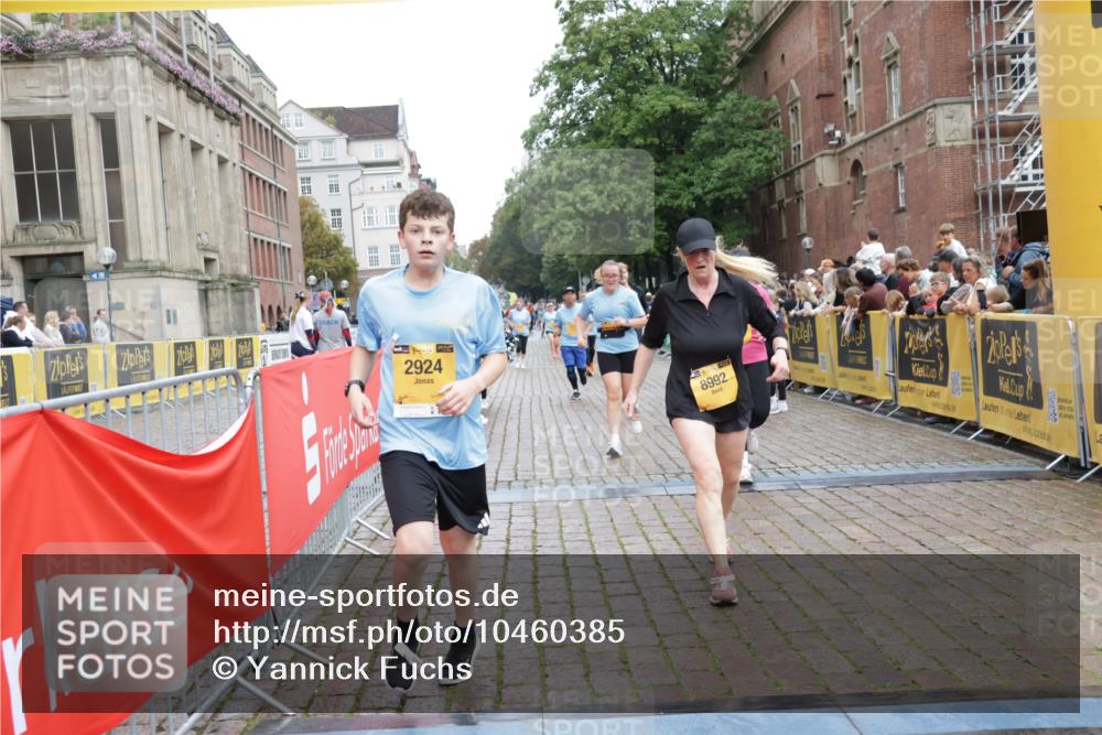 13.09.2026 - Kiel Lauf Yannick Fuchs http://msf.ph/oto/10460385 13.09.2026 09:52:27 Ziel 180, 2157, 2924, 5032, 5736, 6432, 6679, 7719, 7742, 8992, 9892, 10259, 10746, 11130, 896, 1100, 1899, 3476, 3832, 4132, 4166, 4230, 4666, 4883, 6471, 6625, 6867, 7347, 7494, 8729, 9616, 10048, 10371, 10620, 11300, 11444, 11445, 11580, 11832, 12068, 12630, 291, 918, 919, 1092, 1395, 4412, 4671, 6601, 7394, 7867, 8068, 9345, 9565, 10280, 10798, 12258, 12282, 803, 1309, 4230, 7007, 7302, 10048, 11834, 12630 meine-sportfotos.de