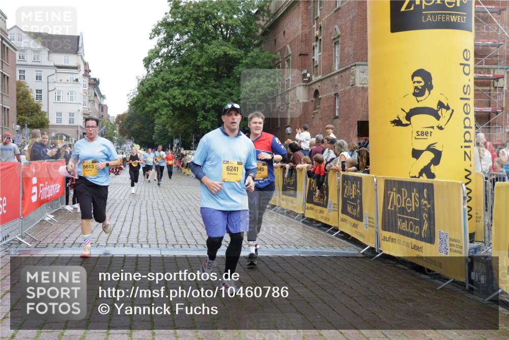 13.09.2026 - Kiel Lauf Yannick Fuchs http://msf.ph/oto/10460786 13.09.2026 09:52:55 Ziel 70, 291, 1395, 3581, 4671, 6241, 6613, 6845, 7394, 8851, 9565, 12258, 180, 918, 919, 1092, 2157, 2924, 4412, 5032, 5736, 6432, 6601, 6679, 7719, 7742, 7867, 8068, 8992, 9345, 9892, 10259, 10280, 10746, 10798, 12282, 175, 2399, 3205, 7140, 7226, 7495, 9707, 10275, 11312, 12417, 12468, 180, 2924, 3476, 3832, 4666, 5032, 6867, 7347, 7494, 7719, 8992, 11130 meine-sportfotos.de