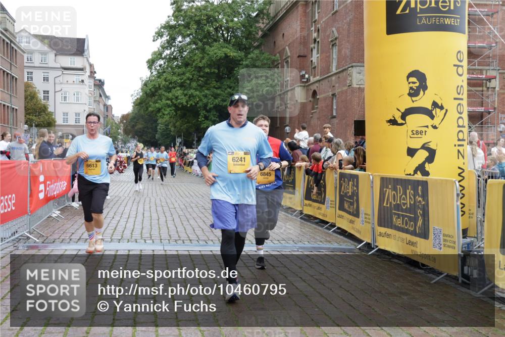 13.09.2026 - Kiel Lauf Yannick Fuchs http://msf.ph/oto/10460795 13.09.2026 09:52:55 Ziel 70, 291, 1395, 3581, 4671, 6241, 6613, 6845, 7394, 8851, 9565, 12258, 180, 918, 919, 1092, 2157, 2924, 4412, 5032, 5736, 6432, 6601, 6679, 7719, 7742, 7867, 8068, 8992, 9345, 9892, 10259, 10280, 10746, 10798, 12282, 175, 2399, 3205, 7140, 7226, 7495, 9707, 10275, 11312, 12417, 12468, 180, 2924, 3476, 3832, 4666, 5032, 6867, 7347, 7494, 7719, 8992, 11130 meine-sportfotos.de