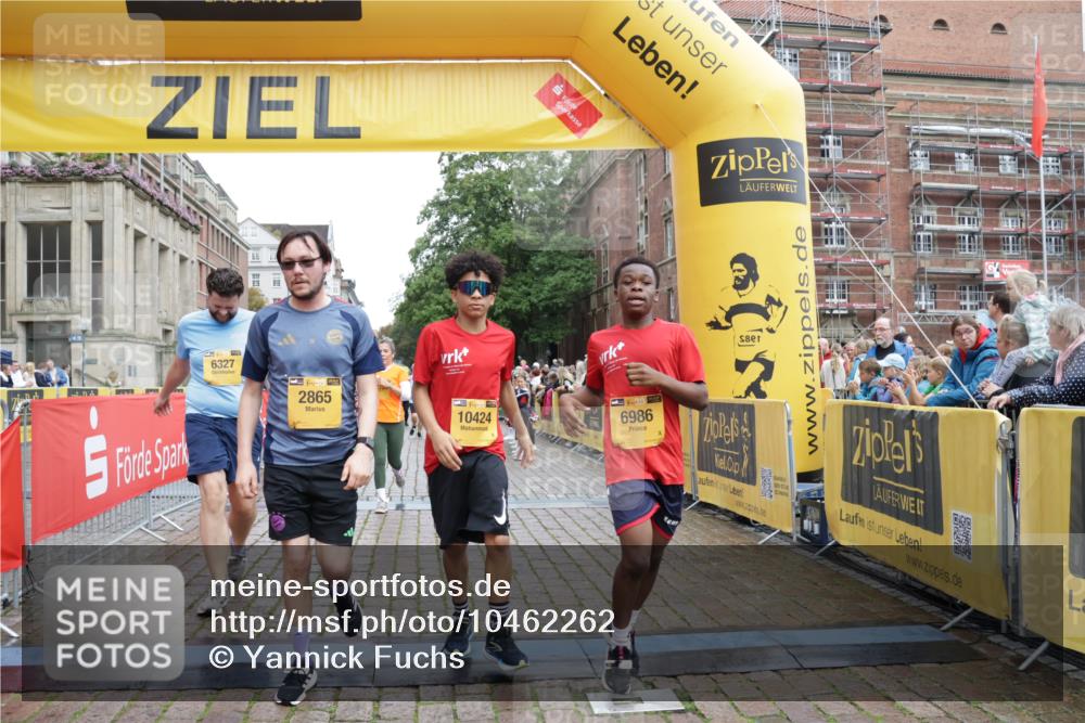 13.09.2026 - Kiel Lauf Yannick Fuchs http://msf.ph/oto/10462262 13.09.2026 09:54:23 Ziel 1441, 2368, 2485, 2865, 3283, 4263, 6327, 6825, 6986, 7090, 7127, 10261, 10424, 10434, 12753, 200, 2815, 2953, 3148, 3702, 3703, 4277, 4539, 4762, 4803, 4988, 5670, 5695, 7194, 7458, 8041, 8044, 8325, 8473, 9057, 9446, 9516, 9587, 10535, 11100, 11872, 1414, 3489, 5030, 5503, 5504, 5937, 6815, 8830, 12750, 12751, 2657, 2691, 2748, 4144, 4539, 4803, 9057, 11872, 12390 meine-sportfotos.de