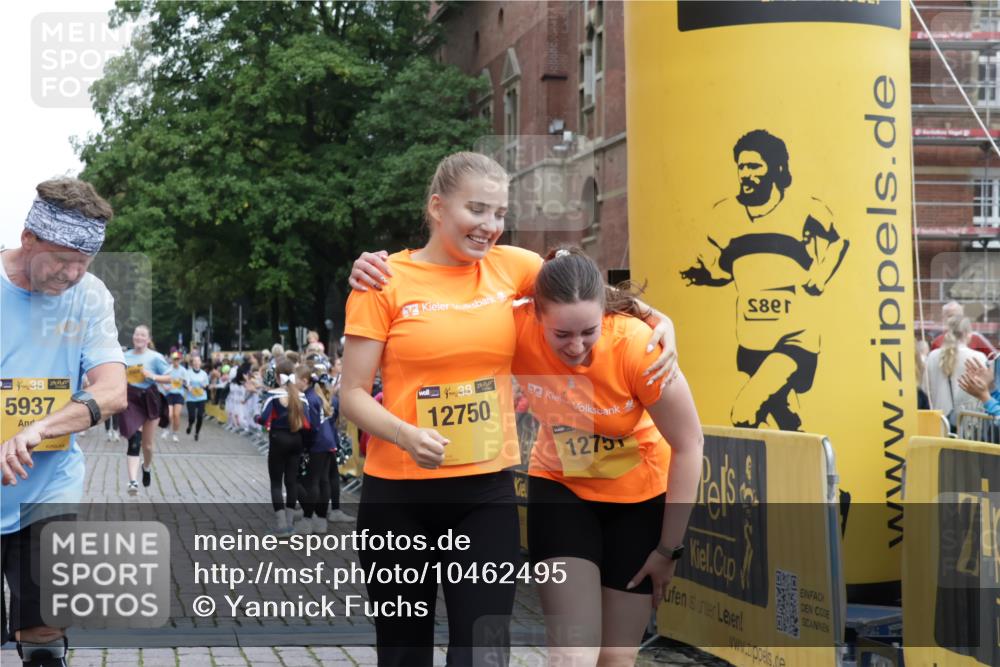 13.09.2026 - Kiel Lauf Yannick Fuchs http://msf.ph/oto/10462495 13.09.2026 09:54:38 Ziel 1414, 3489, 5030, 5503, 5504, 5937, 6815, 8830, 12750, 12751, 1441, 2368, 2485, 2815, 2865, 3148, 3283, 3702, 3703, 4263, 4277, 6327, 6825, 6986, 7090, 7127, 7458, 8325, 9587, 10261, 10424, 10434, 12753, 449, 1436, 2979, 3846, 4107, 4911, 4948, 5307, 6054, 6158, 6955, 7661, 7813, 7819, 7969, 8327, 9509, 9790, 9932, 3702, 3703, 4277, 4988, 5670, 7458, 11100 meine-sportfotos.de