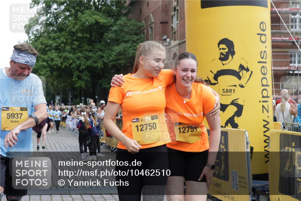 13.09.2026 - Kiel Lauf Yannick Fuchs http://msf.ph/oto/10462510 13.09.2026 09:54:38 Ziel 1414, 3489, 5030, 5503, 5504, 5937, 6815, 8830, 12750, 12751, 1441, 2368, 2485, 2815, 2865, 3148, 3283, 3702, 3703, 4263, 4277, 6327, 6825, 6986, 7090, 7127, 7458, 8325, 9587, 10261, 10424, 10434, 12753, 449, 1436, 2979, 3846, 4107, 4911, 4948, 5307, 6054, 6158, 6955, 7661, 7813, 7819, 7969, 8327, 9509, 9790, 9932, 3702, 3703, 4277, 4988, 5670, 7458, 11100 meine-sportfotos.de