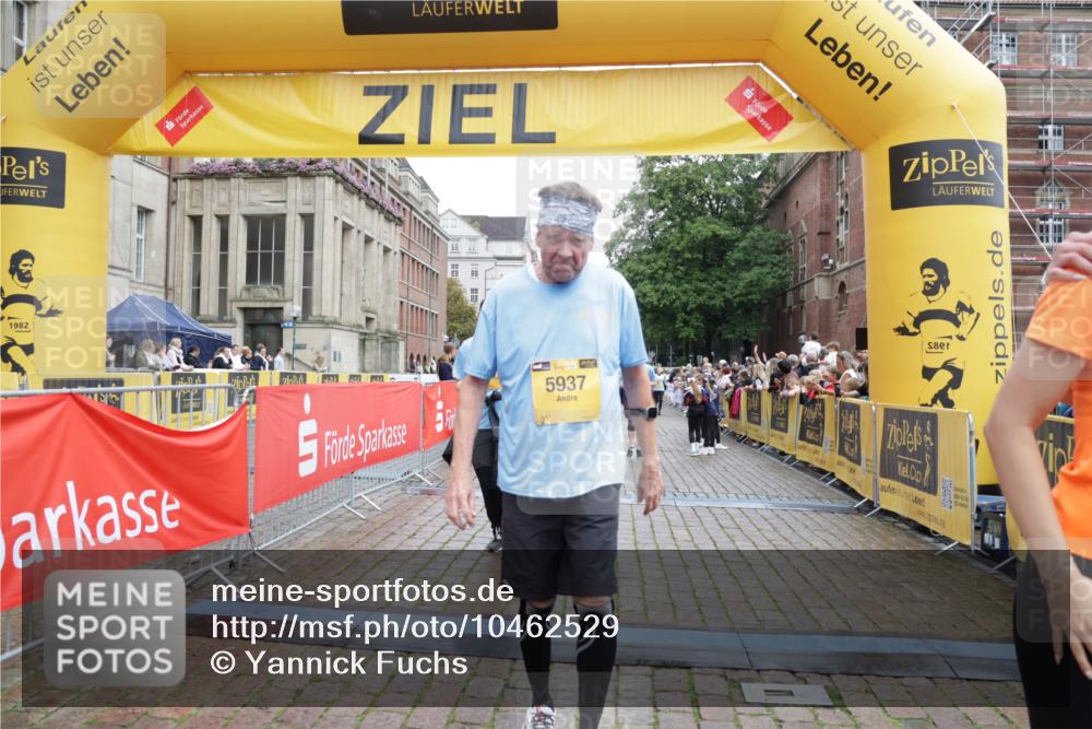 13.09.2026 - Kiel Lauf Yannick Fuchs http://msf.ph/oto/10462529 13.09.2026 09:54:40 Ziel 3489, 4911, 5030, 5503, 5504, 5937, 6815, 7661, 8327, 12750, 12751, 1414, 1441, 2368, 2485, 2815, 2865, 3148, 3283, 3702, 4263, 6327, 6825, 6986, 7090, 7127, 8325, 8830, 9587, 10261, 10424, 10434, 12753, 449, 1436, 2979, 3846, 4107, 4948, 5307, 6054, 6158, 6955, 7813, 7819, 7969, 9509, 9790, 9932, 10635, 2815, 3148, 3702, 3703, 4277, 5670, 7458, 11100 meine-sportfotos.de