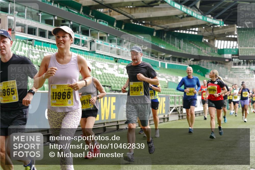 13.09.2026 - 21. swb-Marathon Bremen Michael Burmester http://msf.ph/oto/10462839 13.09.2026 10:34:45 Laufen im Stadion 10018, 10093, 10144, 10147, 10157, 10173, 10175, 10177, 10181, 10185, 10236, 10240, 10245, 10254, 10297, 10309, 10355, 10356, 10367, 10368, 10369, 10377, 10415, 10423, 10427, 10428, 10460, 10485, 10492, 10528, 10530, 10559, 10578, 10604, 10636, 10639, 10668, 10669, 10673, 10677, 10687, 10691, 10699, 10700, 10715, 10750, 10772, 10787, 10788, 10809, 10828, 10857, 10914, 10928, 11126, 11162, 11343, 11803, 11965, 10146, 10222 meine-sportfotos.de