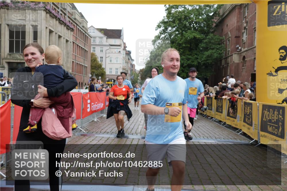 13.09.2026 - Kiel Lauf Yannick Fuchs http://msf.ph/oto/10462885 13.09.2026 09:54:58 Ziel 1436, 4107, 4640, 5307, 6054, 6158, 6955, 7813, 7819, 7969, 9509, 9588, 9790, 9932, 10635, 449, 1414, 1441, 2368, 2485, 2979, 3489, 3846, 4911, 4948, 5030, 5503, 5504, 5937, 6815, 6825, 7090, 7661, 7813, 7819, 8327, 8830, 12750, 12751, 1412, 2079, 5883, 6102, 9117, 10609, 10743, 11564, 12514, 1441, 2368, 2485, 2865, 6327, 6986, 10424, 10434, 12753 meine-sportfotos.de