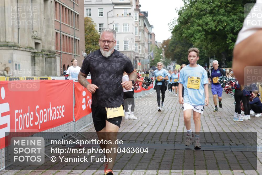 13.09.2026 - Kiel Lauf Yannick Fuchs http://msf.ph/oto/10463604 13.09.2026 09:55:46 Ziel 4121, 4174, 5986, 7087, 8248, 8976, 9226, 9399, 9741, 11962, 11970, 12142, 12261, 1354, 1495, 2061, 2079, 2186, 5824, 5883, 7322, 7846, 8408, 9117, 11421, 1176, 1589, 2227, 4388, 5056, 8521, 10248, 10267, 11886, 12463, 1412, 2079, 6102, 9117, 10609, 10743, 11564, 12514 meine-sportfotos.de