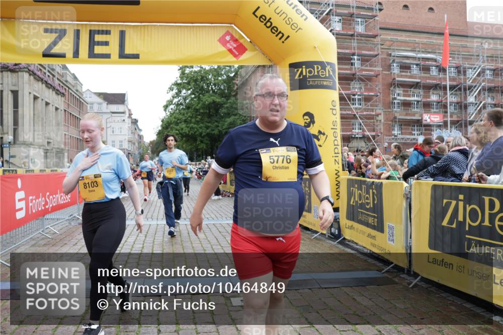 13.09.2026 - Kiel Lauf Yannick Fuchs http://msf.ph/oto/10464849 13.09.2026 09:57:27 Ziel 1122, 3114, 4567, 5776, 6173, 6243, 6735, 6932, 7786, 8103, 8113, 11014, 11095, 11245, 12507, 130, 2486, 3684, 4097, 4568, 4631, 5468, 6243, 8599, 8824, 9692, 11042, 11245, 12580, 818, 1296, 2406, 3317, 3427, 4808, 7358, 7359, 8853, 9998, 10943, 4641, 4643, 5938, 7509, 7548, 8599 meine-sportfotos.de
