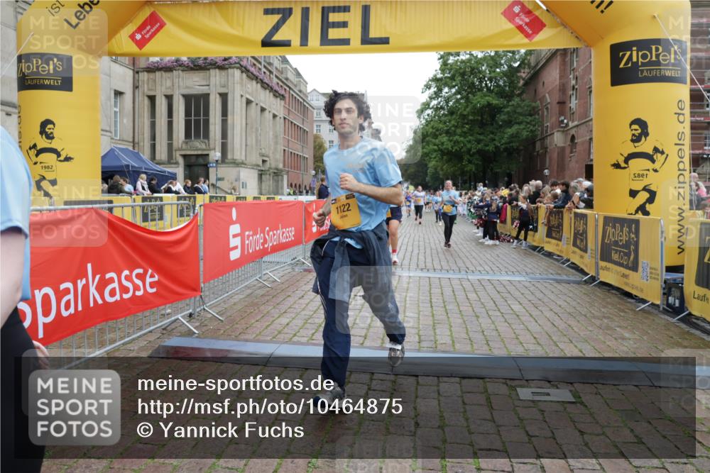 13.09.2026 - Kiel Lauf Yannick Fuchs http://msf.ph/oto/10464875 13.09.2026 09:57:29 Ziel 1122, 3114, 3427, 4567, 5776, 6173, 6735, 7358, 7359, 8103, 11014, 11095, 130, 2486, 3684, 4097, 4568, 4631, 5468, 6243, 6932, 7786, 8113, 8599, 8824, 9692, 11042, 11245, 12507, 12580, 818, 1296, 2406, 3317, 4808, 8853, 9998, 10943, 4641, 4643, 5938, 8599, 8824, 9692 meine-sportfotos.de