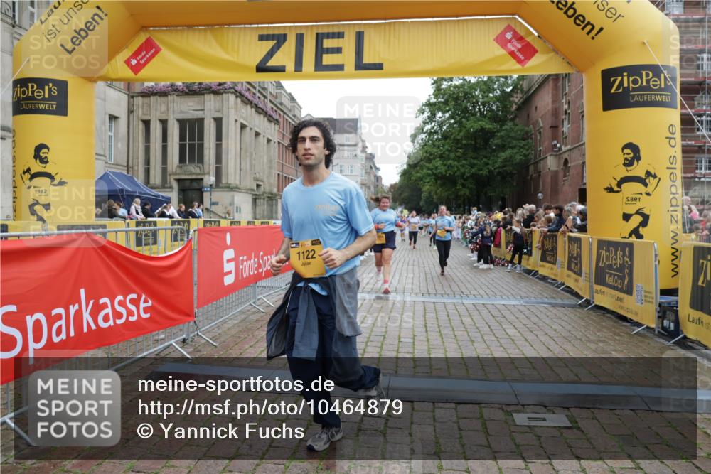 13.09.2026 - Kiel Lauf Yannick Fuchs http://msf.ph/oto/10464879 13.09.2026 09:57:29 Ziel 1122, 3114, 3427, 4567, 5776, 6173, 6735, 7358, 7359, 8103, 11014, 11095, 130, 2486, 3684, 4097, 4568, 4631, 5468, 6243, 6932, 7786, 8113, 8599, 8824, 9692, 11042, 11245, 12507, 12580, 818, 1296, 2406, 3317, 4808, 8853, 9998, 10943, 4641, 4643, 5938, 8599, 8824, 9692 meine-sportfotos.de