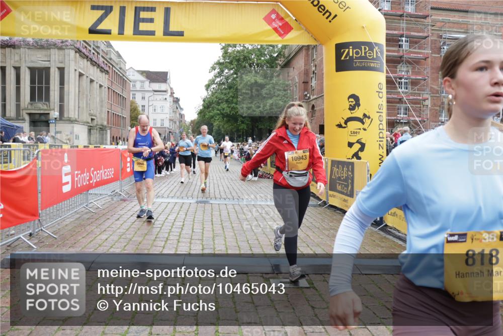 13.09.2026 - Kiel Lauf Yannick Fuchs http://msf.ph/oto/10465043 13.09.2026 09:57:44 Ziel 818, 1296, 2406, 3317, 4808, 8853, 9998, 10943, 130, 1122, 2486, 3114, 3427, 4097, 4567, 4568, 4631, 5776, 6173, 6243, 6735, 6932, 7358, 7359, 7786, 8103, 8113, 11014, 11095, 11245, 12507, 5688, 6253, 8352, 130, 4568, 4631, 5468, 11042 meine-sportfotos.de