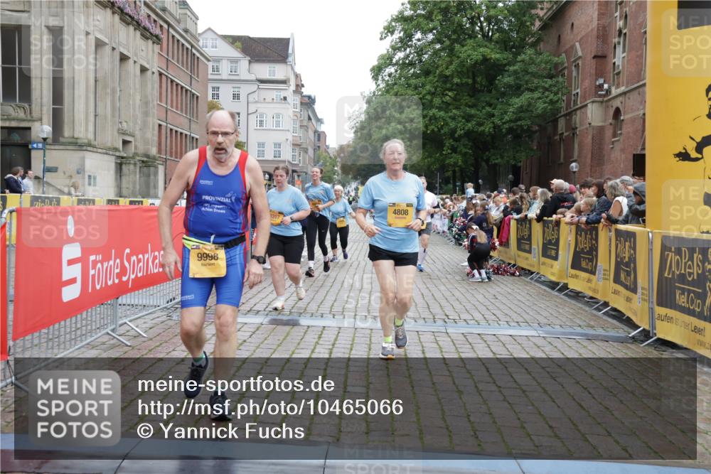 13.09.2026 - Kiel Lauf Yannick Fuchs http://msf.ph/oto/10465066 13.09.2026 09:57:45 Ziel 818, 1296, 2406, 3317, 4808, 8853, 9998, 10943, 130, 1122, 2486, 3114, 3427, 4097, 4567, 4568, 4631, 5776, 6173, 6243, 6735, 6932, 7358, 7359, 7786, 8103, 8113, 11014, 11095, 11245, 12507, 5688, 6253, 8352, 130, 4568, 4631, 5468, 11042 meine-sportfotos.de