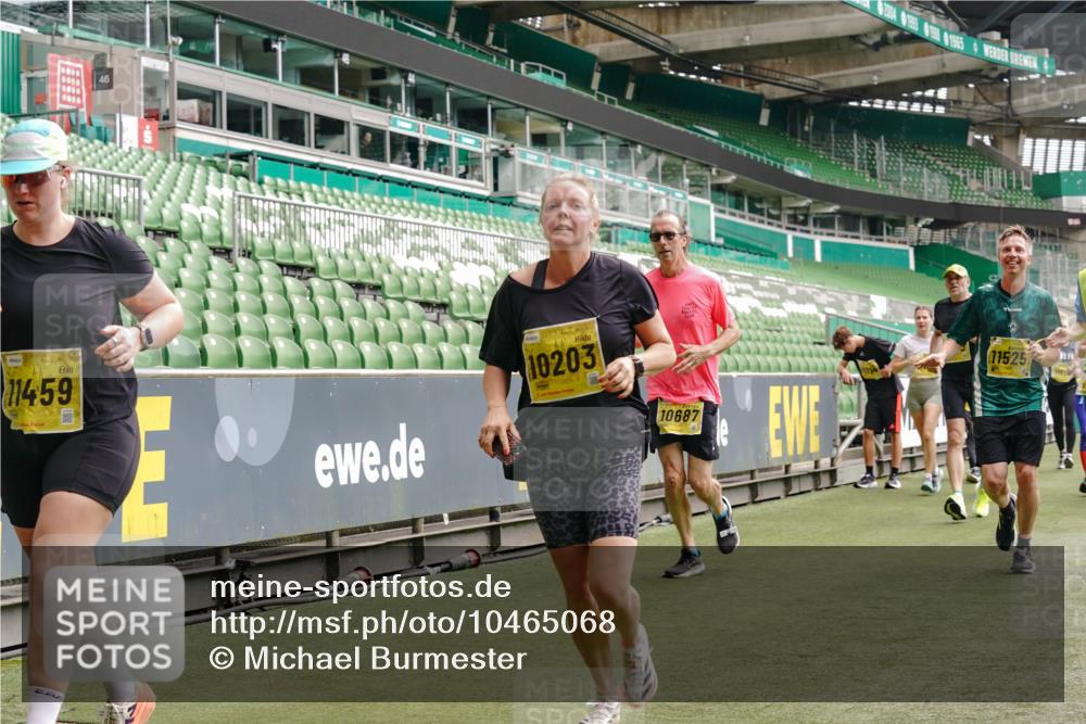13.09.2026 - 21. swb-Marathon Bremen Michael Burmester http://msf.ph/oto/10465068 13.09.2026 10:35:20 Laufen im Stadion 10093, 10144, 10147, 10152, 10157, 10173, 10175, 10177, 10181, 10182, 10185, 10195, 10240, 10245, 10254, 10263, 10306, 10309, 10356, 10357, 10367, 10368, 10369, 10377, 10409, 10415, 10427, 10439, 10460, 10473, 10477, 10481, 10485, 10492, 10528, 10559, 10604, 10617, 10636, 10639, 10668, 10669, 10671, 10672, 10677, 10699, 10700, 10715, 10828, 10857, 10914, 10928, 11126, 11162, 11343, 11803, 11965, 10146, 10222 meine-sportfotos.de