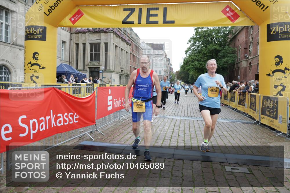 13.09.2026 - Kiel Lauf Yannick Fuchs http://msf.ph/oto/10465089 13.09.2026 09:57:46 Ziel 818, 1296, 2406, 3317, 4808, 8853, 9998, 10943, 1122, 2486, 3114, 3427, 4097, 4567, 5776, 6173, 6243, 6735, 6932, 7358, 7359, 7786, 8103, 8113, 11014, 11095, 11245, 12507, 5688, 6253, 8352, 130, 4568, 4631, 5468, 11042 meine-sportfotos.de