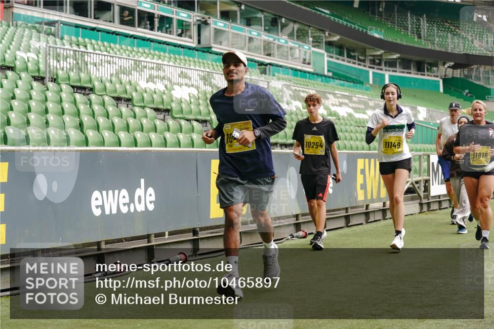 13.09.2026 - 21. swb-Marathon Bremen Michael Burmester http://msf.ph/oto/10465897 13.09.2026 10:35:32 Laufen im Stadion 10093, 10144, 10147, 10152, 10157, 10160, 10173, 10175, 10181, 10182, 10185, 10187, 10195, 10245, 10251, 10254, 10263, 10272, 10275, 10291, 10306, 10309, 10356, 10357, 10367, 10368, 10369, 10377, 10382, 10409, 10415, 10420, 10427, 10439, 10460, 10473, 10477, 10481, 10485, 10492, 10528, 10559, 10560, 10607, 10617, 10636, 10639, 10669, 10671, 10672, 10677, 10700, 10715, 10828, 10914, 10928, 11126, 11162, 11343, 11803, 11965, 10146, 10222 meine-sportfotos.de
