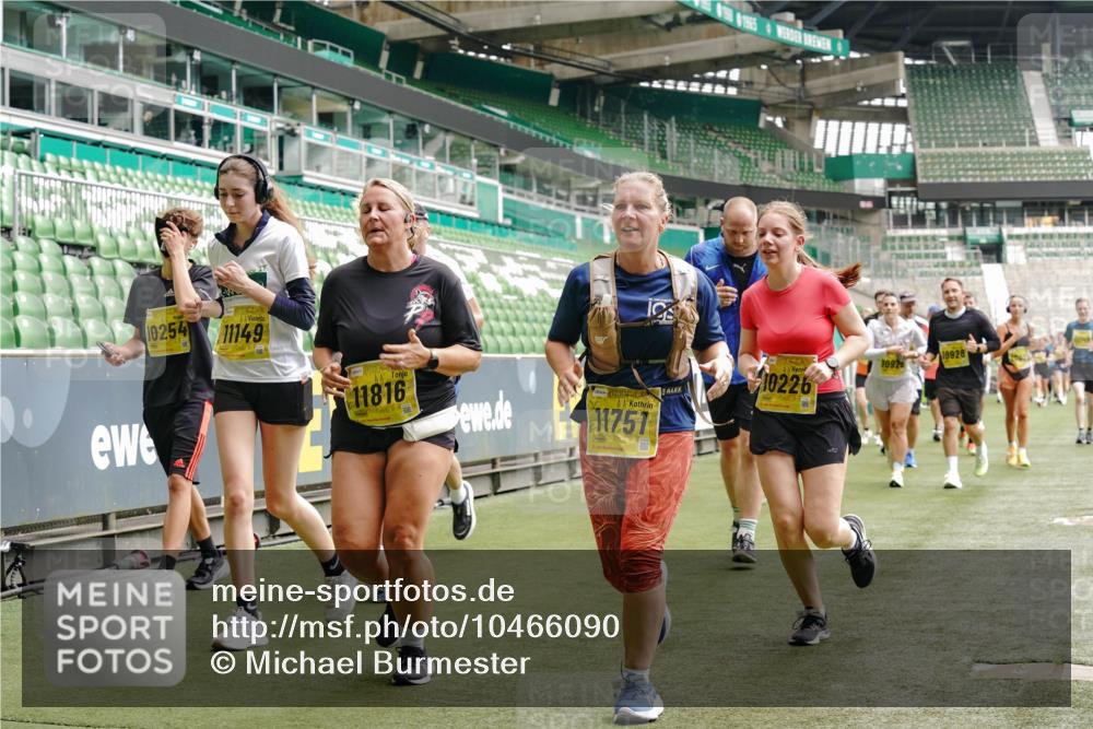 13.09.2026 - 21. swb-Marathon Bremen Michael Burmester http://msf.ph/oto/10466090 13.09.2026 10:35:35 Laufen im Stadion 10093, 10144, 10147, 10152, 10157, 10160, 10173, 10175, 10181, 10182, 10185, 10187, 10195, 10245, 10251, 10254, 10263, 10272, 10275, 10291, 10306, 10309, 10356, 10357, 10367, 10368, 10369, 10377, 10382, 10403, 10409, 10420, 10427, 10439, 10460, 10473, 10477, 10481, 10485, 10492, 10528, 10559, 10560, 10607, 10617, 10636, 10639, 10669, 10671, 10672, 10677, 10700, 10715, 10828, 10914, 10928, 11126, 11162, 11343, 11803, 11965, 10146, 10222 meine-sportfotos.de