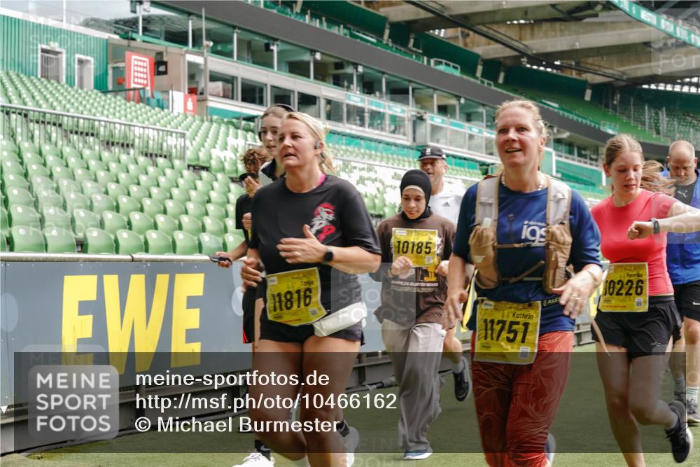 13.09.2026 - 21. swb-Marathon Bremen Michael Burmester http://msf.ph/oto/10466162 13.09.2026 10:35:35 Laufen im Stadion 10093, 10144, 10147, 10152, 10157, 10160, 10173, 10175, 10181, 10182, 10185, 10187, 10195, 10245, 10251, 10254, 10263, 10272, 10275, 10291, 10306, 10309, 10356, 10357, 10367, 10368, 10369, 10377, 10382, 10403, 10409, 10420, 10427, 10439, 10460, 10473, 10477, 10481, 10485, 10492, 10528, 10559, 10560, 10607, 10617, 10636, 10639, 10669, 10671, 10672, 10677, 10700, 10715, 10828, 10914, 10928, 11126, 11162, 11343, 11803, 11965, 10146, 10222 meine-sportfotos.de