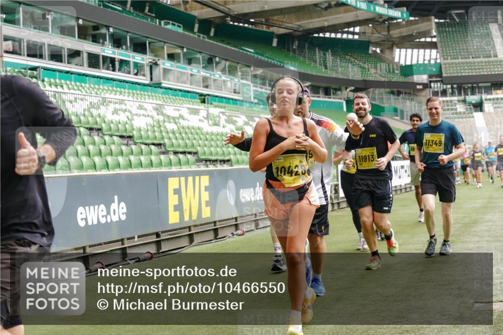 13.09.2026 - 21. swb-Marathon Bremen Michael Burmester http://msf.ph/oto/10466550 13.09.2026 10:35:40 Laufen im Stadion 10093, 10144, 10147, 10152, 10157, 10160, 10173, 10175, 10181, 10182, 10185, 10187, 10195, 10245, 10251, 10263, 10272, 10275, 10278, 10291, 10306, 10309, 10338, 10356, 10357, 10367, 10368, 10369, 10377, 10382, 10403, 10409, 10411, 10420, 10427, 10439, 10473, 10477, 10481, 10485, 10492, 10528, 10531, 10559, 10560, 10569, 10607, 10617, 10636, 10639, 10669, 10671, 10672, 10677, 10700, 10715, 10828, 10914, 10928, 11126, 11162, 11343, 11803, 11965, 10146, 10222 meine-sportfotos.de