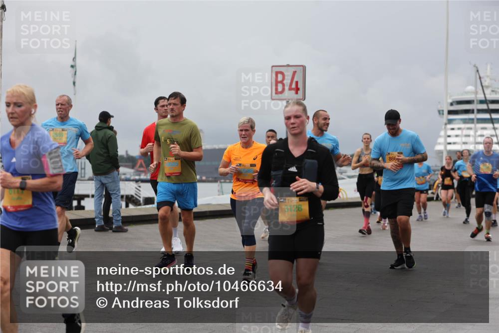 13.09.2026 - Kiel Lauf Andreas Tolksdorf http://msf.ph/oto/10466634 13.09.2026 12:07:18 Kiellinie 0117, 3569, 1139, 4, 39, 3128, 866 meine-sportfotos.de